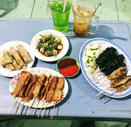 Nem Lụi và chè sen hẻm ăn vặt Nguyễn Tri Phương