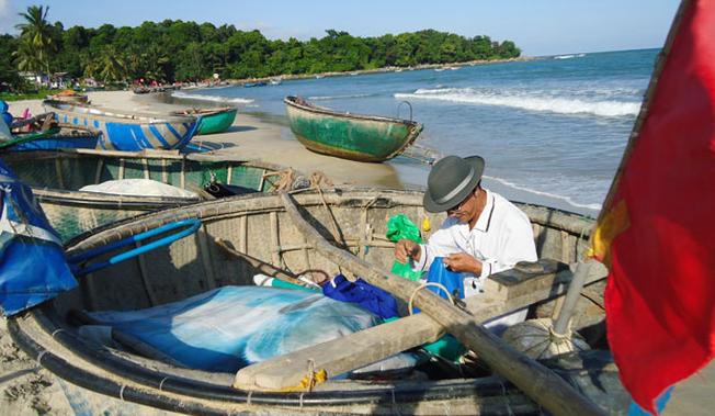 Người dân chuẩn bị ra khơi