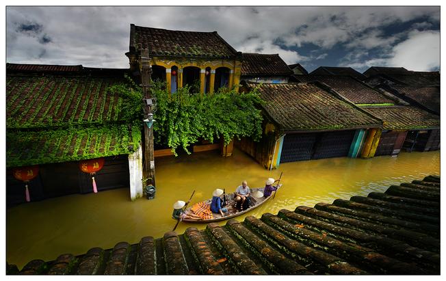 Thưởng thức chuyến đi lãng mạn vào mùa mưa ở Hội An