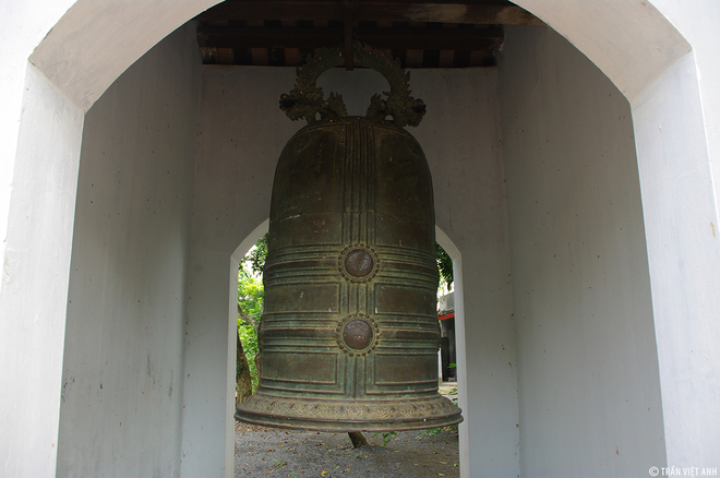 Theo bài văn khắc trên chuông, từ năm 1804, Hưng Yên đã có văn miếu nhưng phải đến năm Minh Mạng thứ 20 (1839), Văn miếu Xích Đằng mới xây dựng lại với quy mô to đẹp, bề thế như ngày nay.