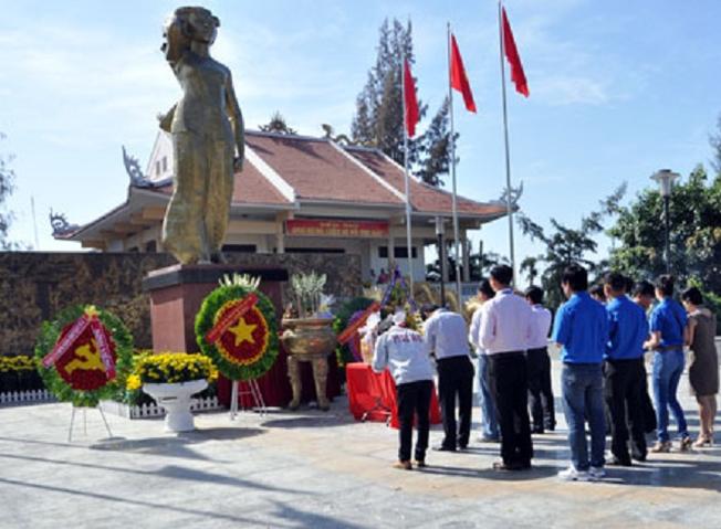 Ngày ngày, những đoàn người vẫn kính cẩn nghiêng mình trước tượng đài chị Sáu