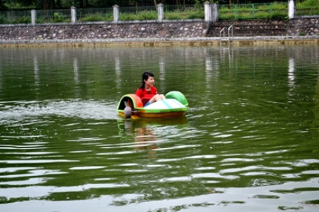 Cách Hà Nội chỉ 1h chạy xe nên Hồ Tiên Sa thu hút khách du lịch vào những dịp cuối tuần và ngày lễ