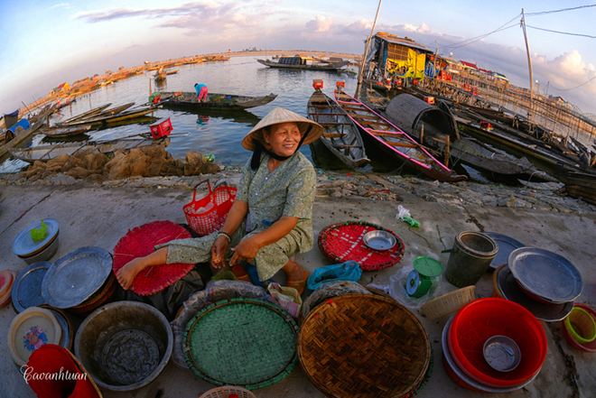 Tới đầm Chuồn bạn còn được thưởng thức nhiều đặc sản ngon nổi tiếng mà một trong số đó là bánh khoái cá kình.