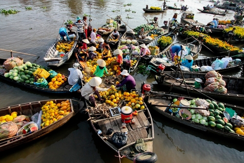 Chợ nổi Cái Răng họp khoảng 4h sáng, đông đúc nhộn nhịp với hàng trăm ghe, xuồng đủ loại hàng hóa. Ảnh: dulich