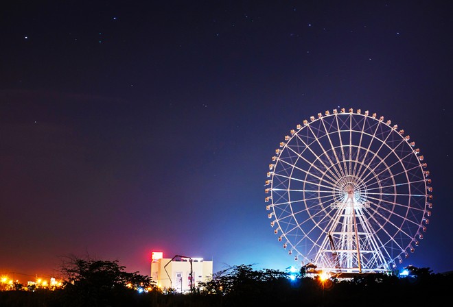 Về đêm, “Vòng quay Mặt trời- Sun Wheel” tô điểm thêm vẻ đẹp lung linh, huyền ảo của thành phố biển