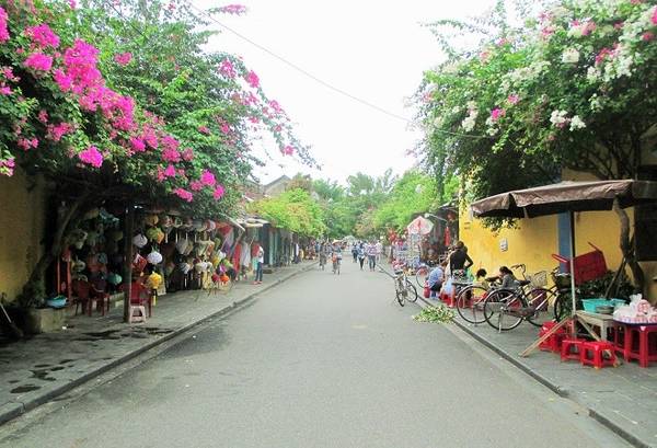 Hãy mở lòng và quan sát những gánh hàng rong ven đường...