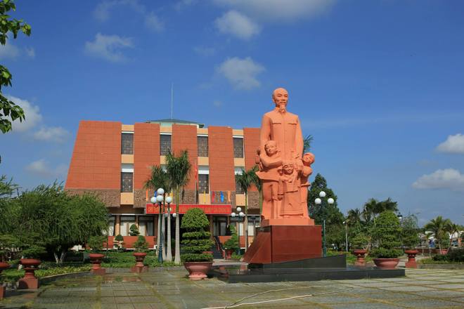 Bảo tàng Hồ Chí Minh là nơi lưu trữ những hiện vật của thầy giáo Nguyễn Tất Thành trong thời gian giảng dạy ở ngôi trường Dục Thanh. Bảo tàng nằm ở phía bên kia đường đối diện với trường Dục Thanh.