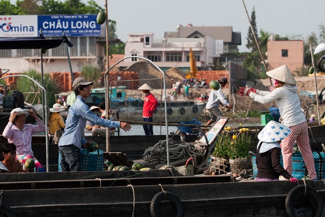 Chợ Cái Răng nằm cách bến Ninh Kiều khoảng 4 km, họp từ tờ mờ sáng tới 8-9h thì vãn dần. Những ghe thuyền mua bán đủ loại hoa quả thơm ngon. Nếu đi thuyền của Victoria Châu Đốc, du khách có thể thưởng thức bữa sáng trên đường đến chợ và hòa mình vào không khí nhộn nhịp trên sông.