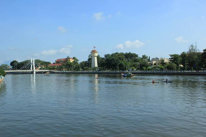 Phan Thiết là trung tâm hành chính, kinh tế, văn hóa của tỉnh Bình Thuận, cách thành phố Hồ Chí Minh khoảng 180km về phía Đông Bắc. Cuộc sống của người dân Phan Thiết dọc theo dòng Cà Ty hiền hòa. Từ vận chuyển hải sản, giao thông đường thủy đến cho đến những hoạt động văn hóa vào những dịp lễ hội.