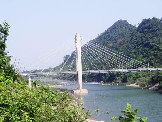 Cây cầu treo nằm trên sông Đakrông - địa điểm du lịch Quảng Trị 