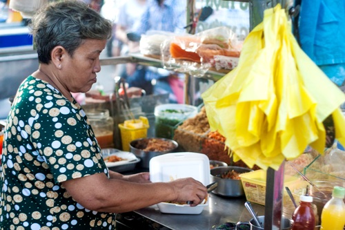 Bánh tráng trộn là món ăn đặc sản Sài Gòn