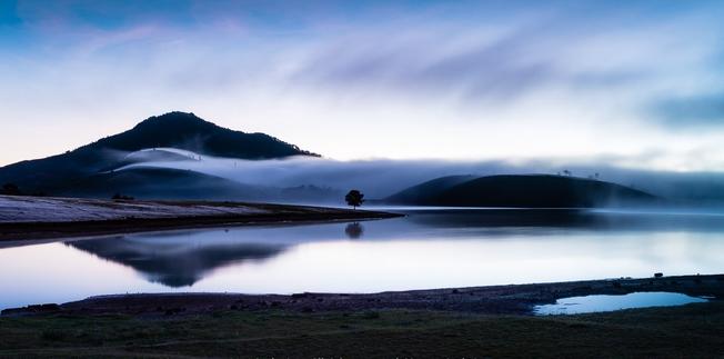 Buối sớm sương mai giăng trên mặt hồ Suối Vàng – Dankia