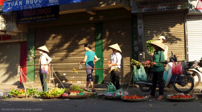 Từ rất sớm, khi những buổi chợ cóc đầu ngày bắt đầu họp. Nắng đã kịp len lỏi vào những con phố nhỏ. Chợ cóc Hà Nội là một nét văn hóa truyền thống lâu đời. Thông thường những chợ này tập trung ở nơi đông đúc dân cư, phổ biến nhất là phố cổ và chỉ họp trong khoảng 6-8h sáng mỗi ngày. 