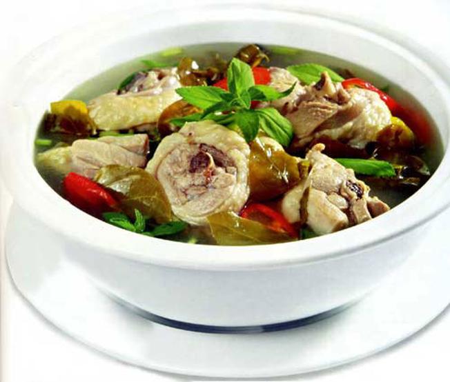 Canh gà nấu là vang với hương vị đặc biệt khiến du khách nhớ mãi