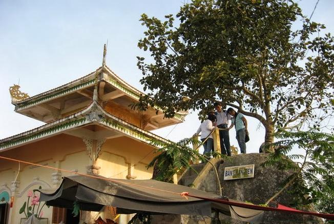 Du khách lên thăm quan bàn chân tiên