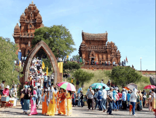 Tháp Chàm đông đúc dịp lễ hội