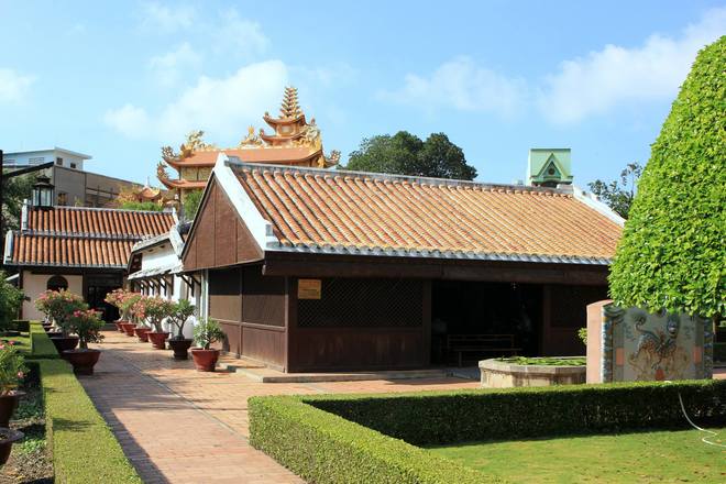 Trường Dục Thanh ở trung tâm thành phố Phan Thiết, là nơi thầy giáo Nguyễn Tất Thành (tên gọi của Bác Hồ năm 20 tuổi) dạy học năm 1910, trước khi vào Sài Gòn để ra đi tìm đường cứu nước.