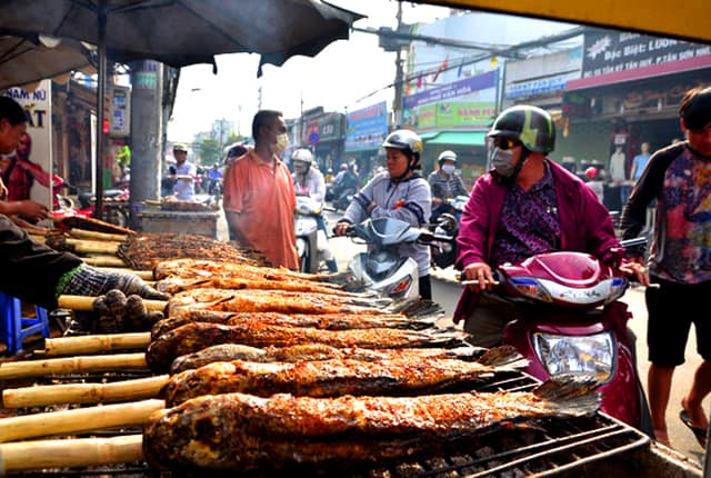Cá lóc nướng đắt hàng ngày vía thần tài ở Sài Gòn (Ảnh: ST)