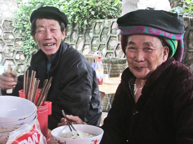 Chợ lùi Sà Phìn còn được xem như là một phiên chợ tình độc đáo của Hà Giang. Những người yêu nhau không đến được với nhau, đến chợ gặp nhau có thể ngồi lại cùng để kể cho nhau nghe về mọi điều trong cuộc sống một cách vô tư, thoải mái.