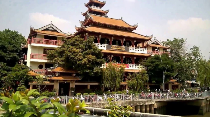 Ngôi chùa Pháp Hoa nằm tại quận 3