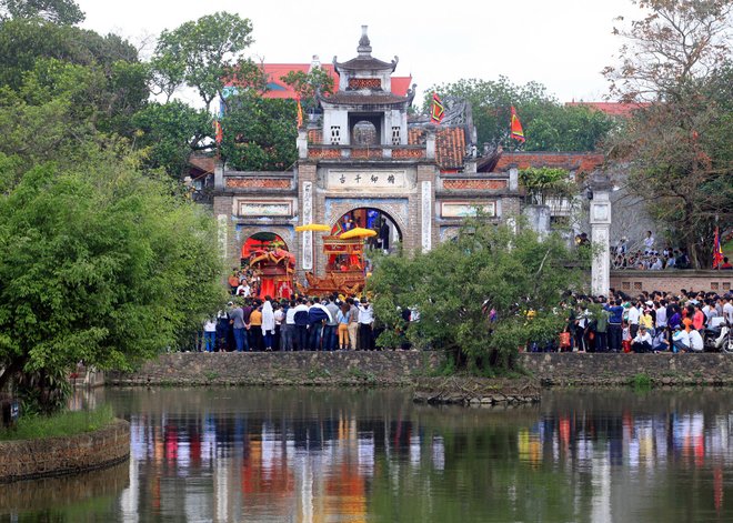 Hội thu hút không chỉ người dân của 8 làng ở huyện Đông Anh mà còn cả nhiều du khách ở các vùng lân cận, tạo nên bầu không khí sôi động và hấp dẫn.