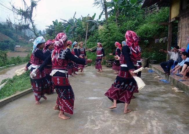 Đồng bào dân tộc Xá Phó hào hứng trong lễ hội quét làng