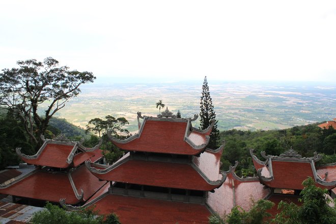 Tà Cú là một trong những điểm đến đối với du khách yêu loại hình trekking du lịch xanh. Đứng từ đỉnh Tà Cú phóng tầm mắt về phía đồng bằng xa xa và những bờ biển uốn lượn là một trải nghiệm thực sự tuyệt vời.