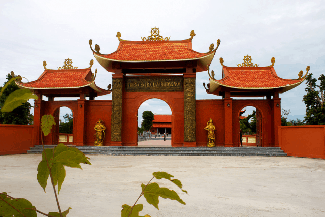 Cổng tam quan khang trang rộng rãi