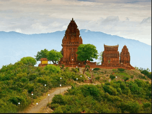 Đường vào tháp Chàm