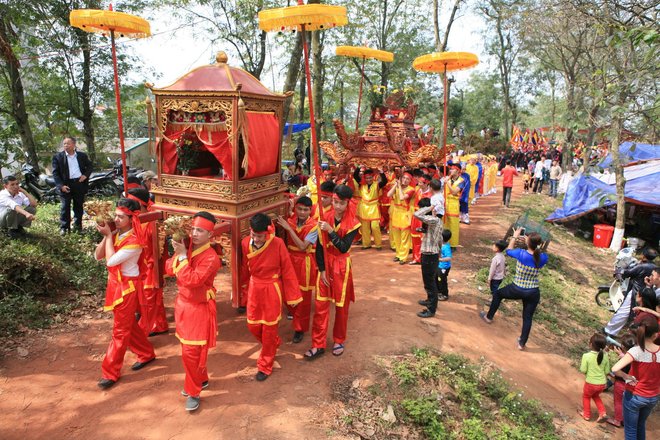 Ði đầu là cờ quạt rồi đến long đình cùng các lộ bộ bát bửu. Tiếp theo là phường bát âm và các quan viên đội mũ tế áo thụng, đai hia, tay bưng các vũ khí của nhà vua. Liền sau đó là chức sắc và trai đinh xóm Chùa thuộc làng Cổ Loa khiêng long đình trên có bài vị của nhà vua. Rồi đến chức sắc và dân của các làng khác, mỗi làng rước kiệu của mình, với cờ quạt, phường bát âm riêng.