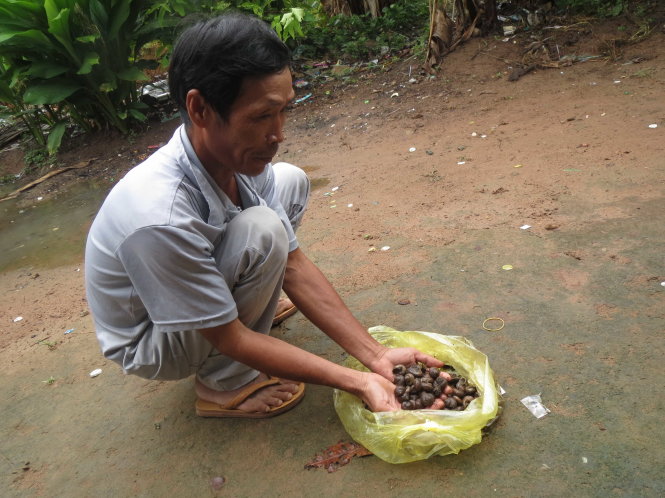 Anh Nguyễn Hữu Tài sau một đêm săn ốc núi trên núi Cấm.