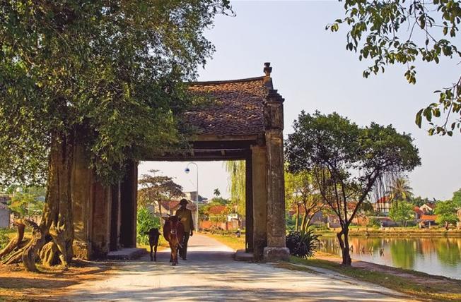 Cổng làng bao năm mưa nắng