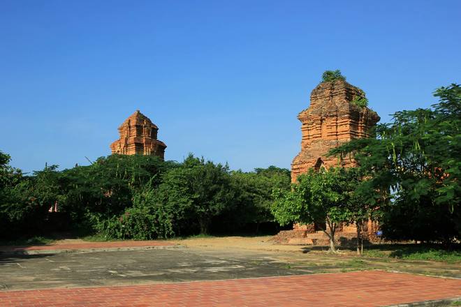 Đến Phan Thiết, du khách khó có thể bỏ qua điểm du lịch tâm linh hấp dẫn với vẻ trầm mặc và bí ẩn. Cụm tháp Po Sah Inư hay còn gọi là tháp Chăm Phố Hài là một nhóm di tích đền tháp Chăm còn sót lại nằm trên đồi Bà Nài thuộc phường Phú Hài, thành phố Phan Thiết.