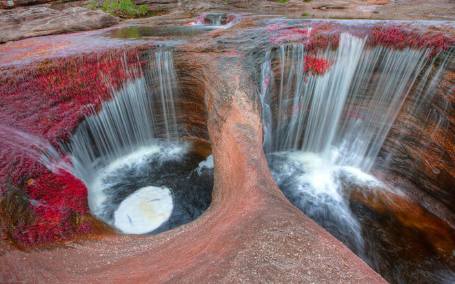 Nằm ở phía đông dãy núi Andes, miền trung Colombia, thuộc công viên La Macarena, sông Cano Cristales dài 100 km được gọi bằng nhiều cái tên như sông ngũ sắc, sông cầu vòng nước,…bởi vẻ đẹp đa sắc màu của dòng nước.