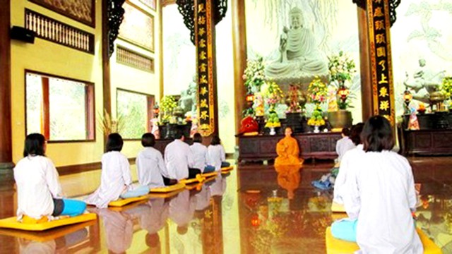 Thiền viện Trúc Lâm Bạch Mã - Chư tôn, phật tử ngồi thiền trước đại điện 
