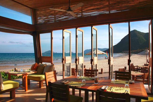 Quang cảnh tuyệt đẹp bên ngoài khách sạn Six Senses