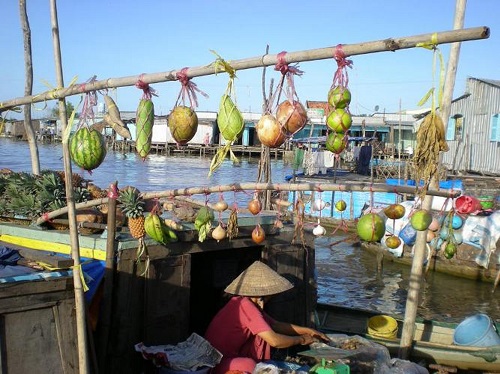 Ghe hàng bán nhiều loại rau quả được thể hiện trong việc trưng bày cây bẹo rất phong phú có dưa hấu, bầu, khoai lang, bưởi, khóm, chuối.... Ảnh: canthotv