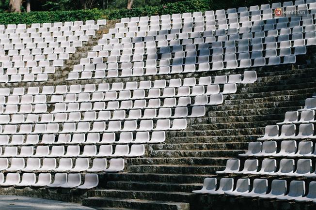 Khu khán đài này quả là một bối cảnh hoàn hảo