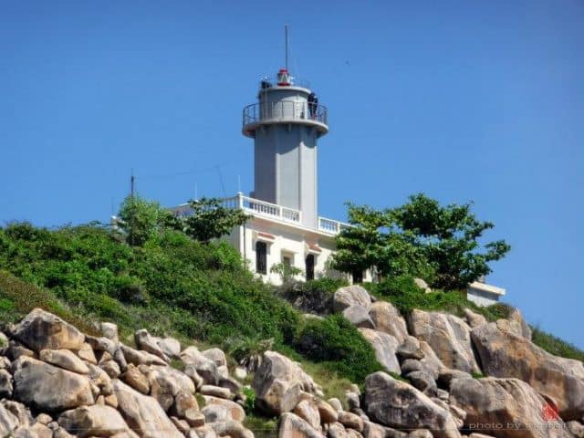 Ngọn hải đăng chiếu sáng soi đường cho hàng ngàn con tàu trong đêm, bảo vệ sự an toàn cho biết bao ngư dân bám biển trở về (Ảnh ST)