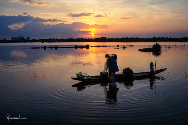 Bình minh là thời điểm hấp dẫn nhất ở đây. Hình ảnh những chiếc thuyền trở về trong ánh mặt trời ngày mới đã tạo cảm hứng cho nhiều tay máy. Tiếng khua của mái chèo cùng tiếng cười nói khuấy động bầu không khí vốn tĩnh lặng của sáng sớm khiến đầm Chuồn trở nên quyến rũ hơn hết.