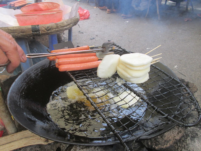 Bánh lơ khoái là món ăn yêu thích của trẻ em nơi đây. Tuy hàng hóa còn đơn sơ nhưng phiên chợ được đánh giá là một trong số ít những phiên chợ còn lưu giữ được nhiều bản sắc của người dân nơi rẻo cao.