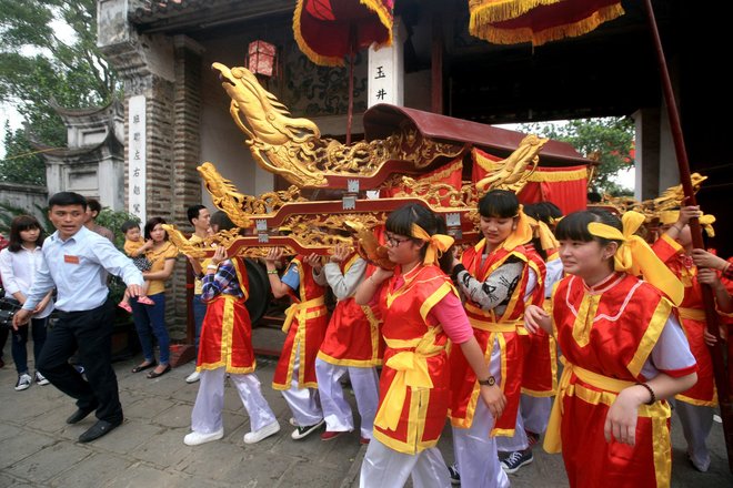 Kiệu Mỵ Châu được rước từ đình Cổ Loa sang đền Thượng từ chiều mồng 5 (thể hiện con gái sang thăm vua cha).