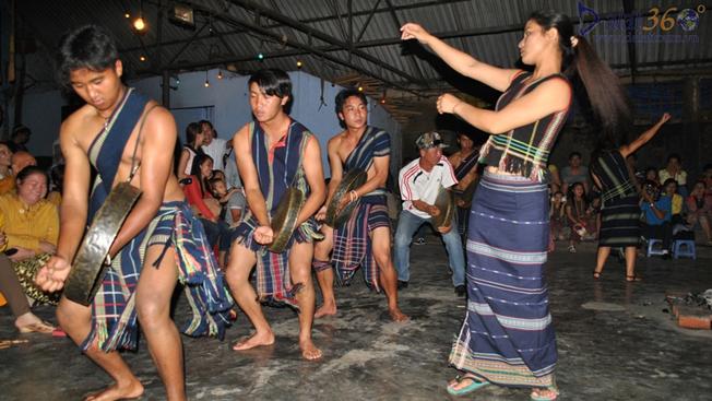 Điệu múa của các chàng trai, cô gái trong nghi lễ