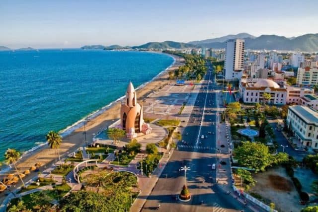 hình ảnh tháp Trầm Hương cạnh biển Nha Trang