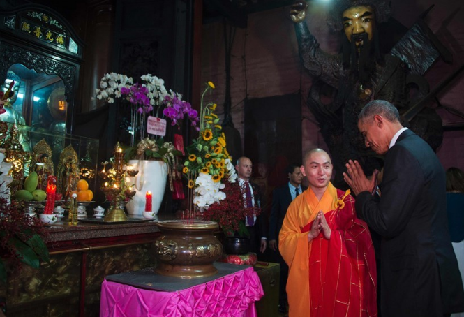 Tổng thống Obama thăm chùa Ngọc Hoàng vào năm 2016