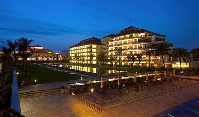 Khung cảnh Lifstyle Resort Đà Nẵng lung linh khi đêm về