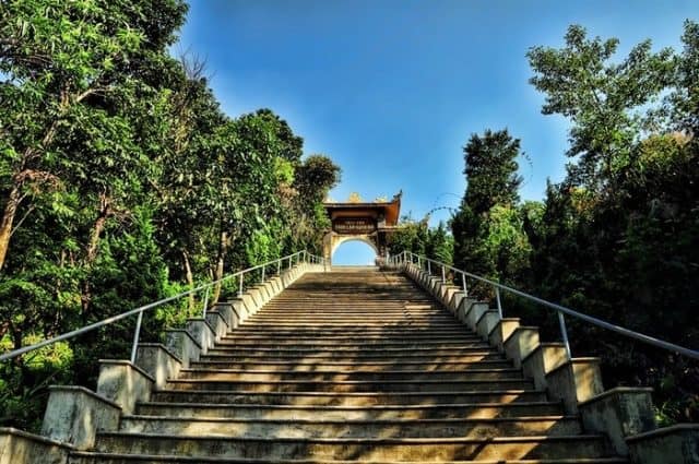 Vượt qua 172 bậc tam cấp - Thiền viện Trúc Lâm Bạch Mã 