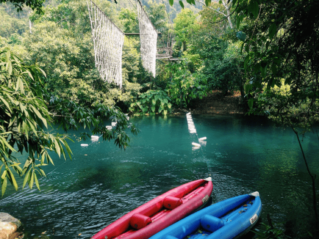 Chèo thuyền Kayak ở suối Nước Moọc