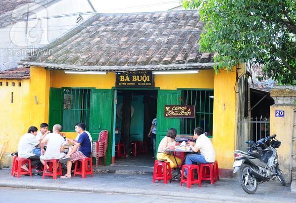 Quán cơm gà Bà Buội - Số 22 Phan Chu Trinh.