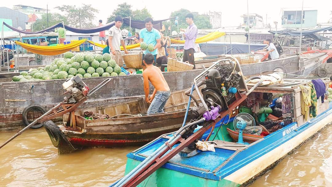 Nhịp sống rất tất bật của người dân nơi chợ nổi Cái Răng